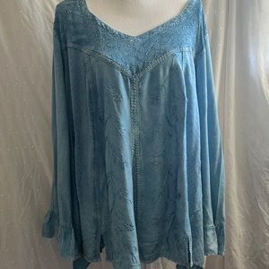 NWT Womens Plus Sized  Long Sleeve  Blouse  With Bell Sleeves Size 26/28. (B1)